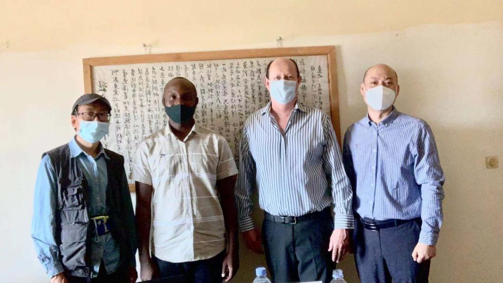 研讨会线下部分人员合影